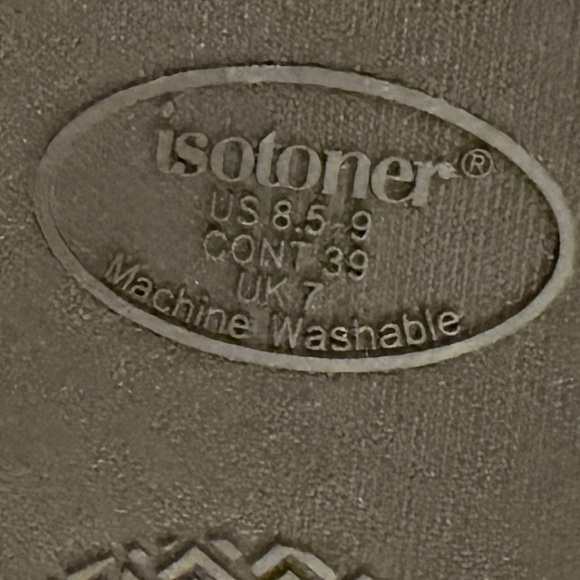 Isotoner Women’s Black White Quilted Slippers size 8.5-9 Machine Washable LN - Picture 4 of 4